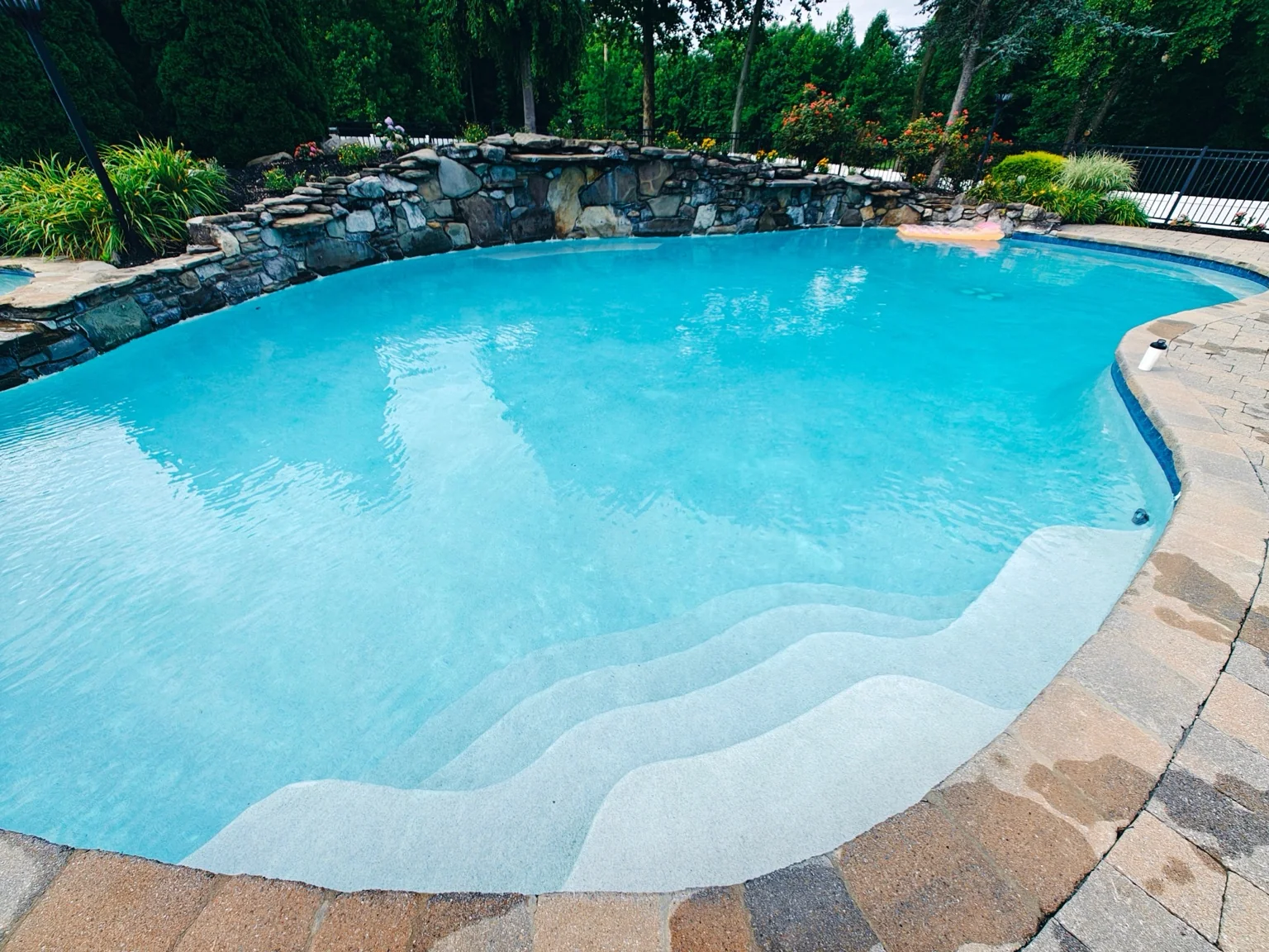 Residential freeform swimming pool